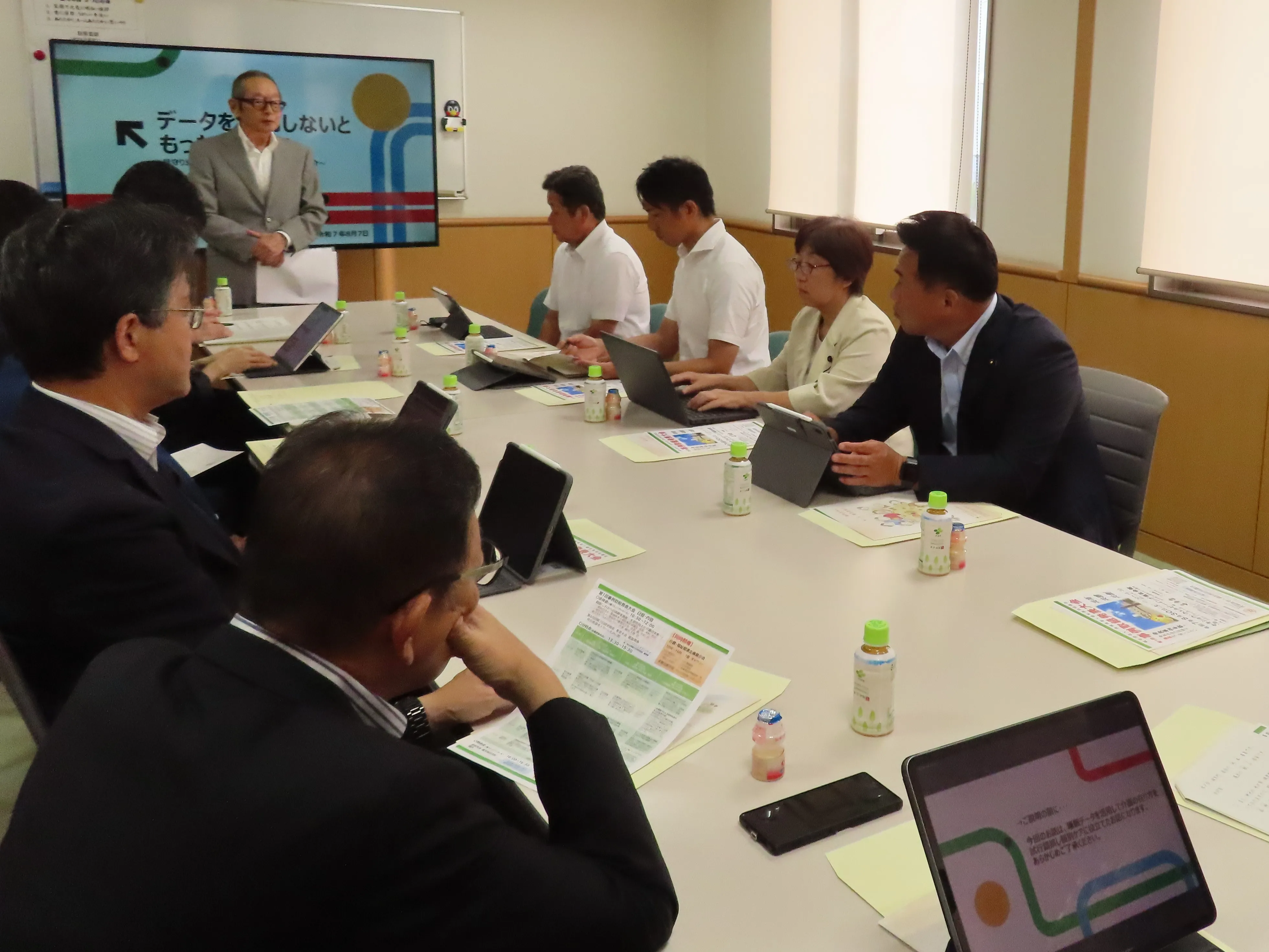 説明を受ける委員の様子