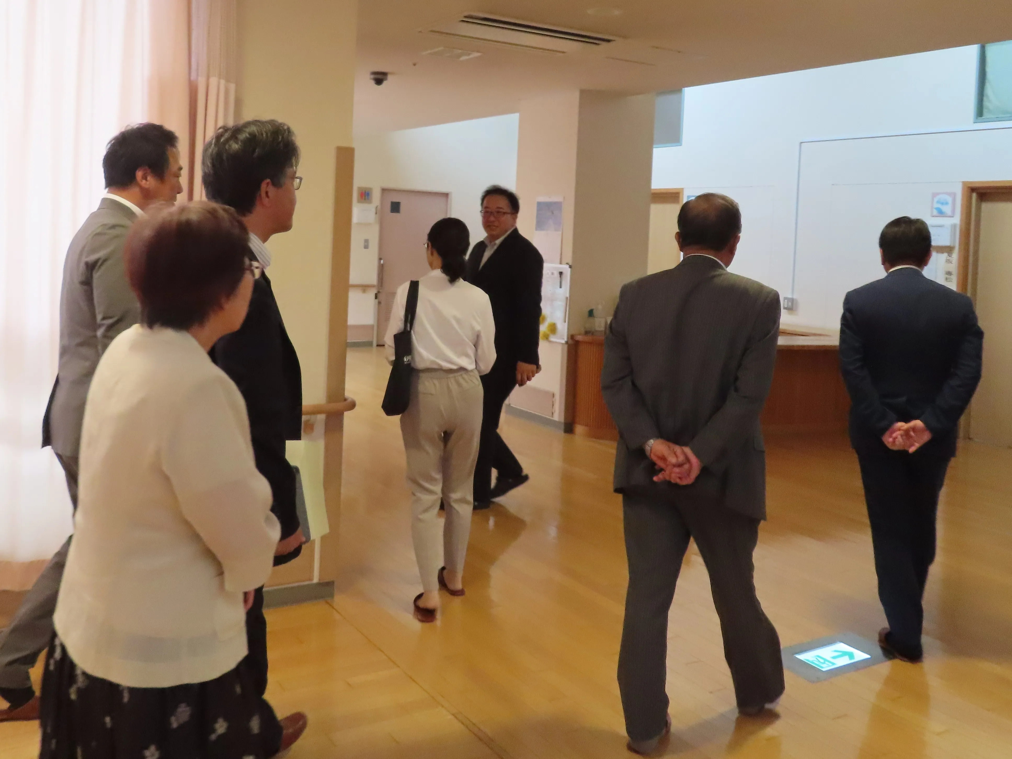 施設内を視察する委員の様子