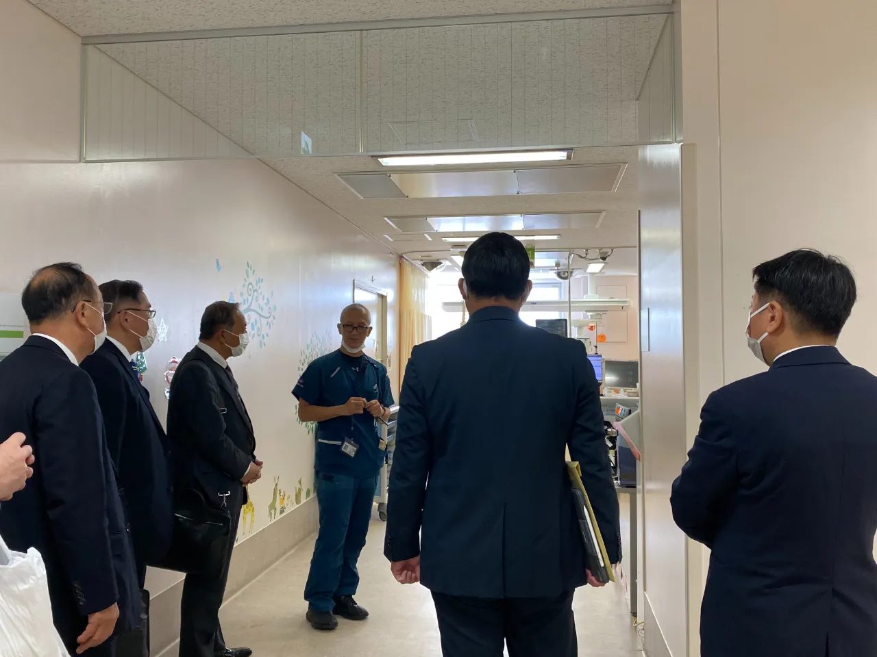病院内を視察する委員の様子