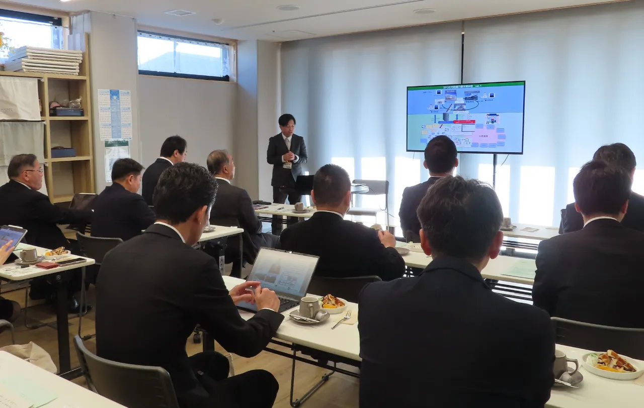 説明を受ける委員の様子