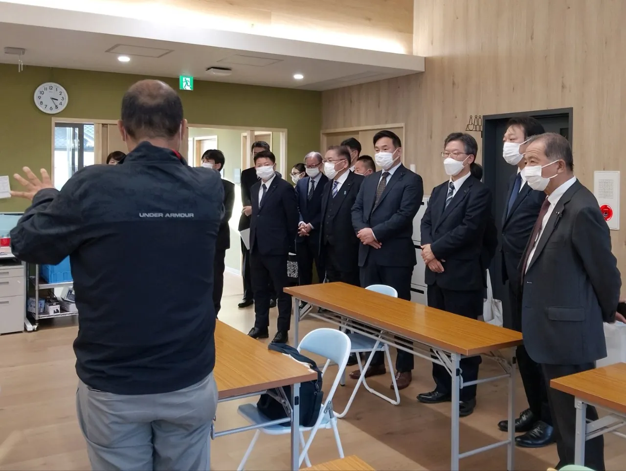 施設内を視察する委員の様子