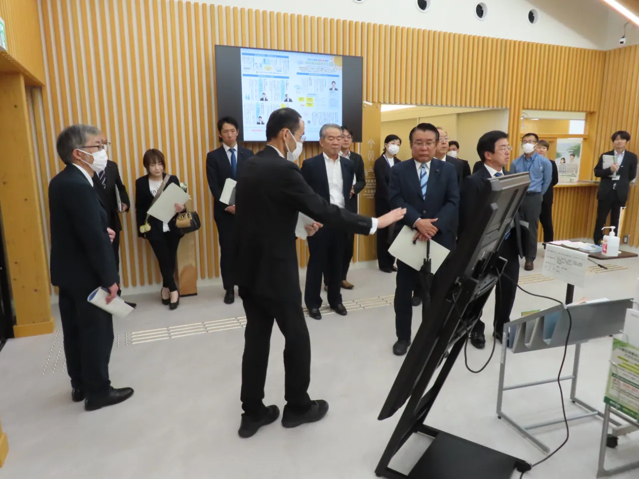 現地を視察する委員の様子