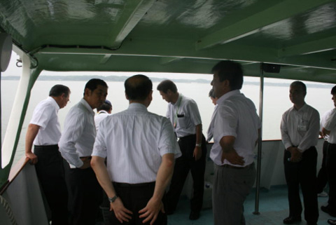ホワイトアイリス号船内において,霞ケ浦の水質等について説明を受ける県議会環境商工委員会委員