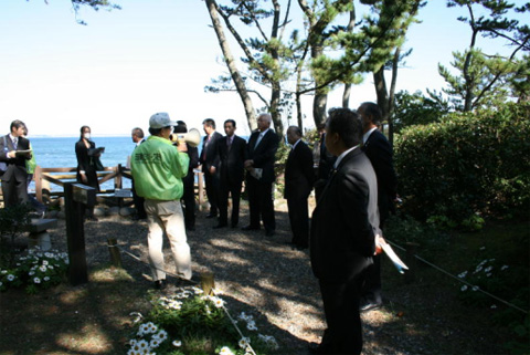 インタープリターから説明を受ける県議会環境商工委員会委員