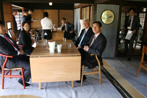 高萩茶房を視察する県議会環境商工委員会委員