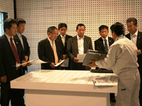 設備について調査している様子