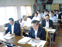 雇用促進住宅の被害を調査している様子