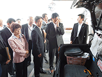 LPG車の説明を受ける様子