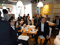 飲食スペースをお借りして説明を受ける様子