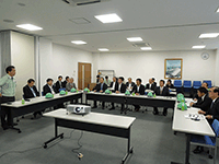 臨海工場で事業説明を受ける様子