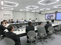 センターの概要や事故対応の体制について説明を受ける委員の様子