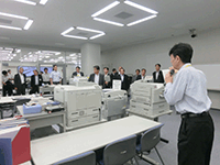 施設内を視察する委員の様子