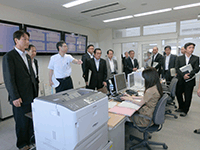 データの集計・解析等について説明を受ける委員の様子