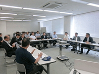 製品の概要について説明を受ける委員の様子