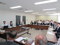 商工会の取り組みについて説明を受ける委員の様子