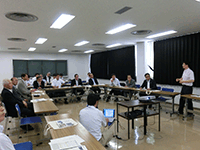 各種生活排水処理対策技術の開発・評価について説明を受ける委員の様子