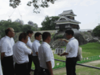 熊本城の復旧状況を視察する委員の様子