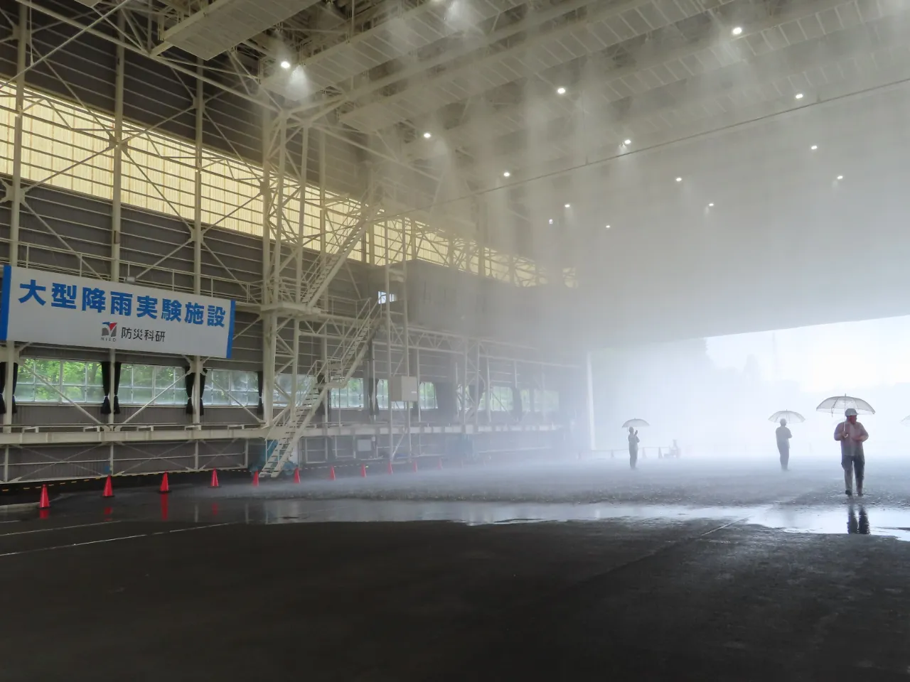 大雨の体験をする委員の様子