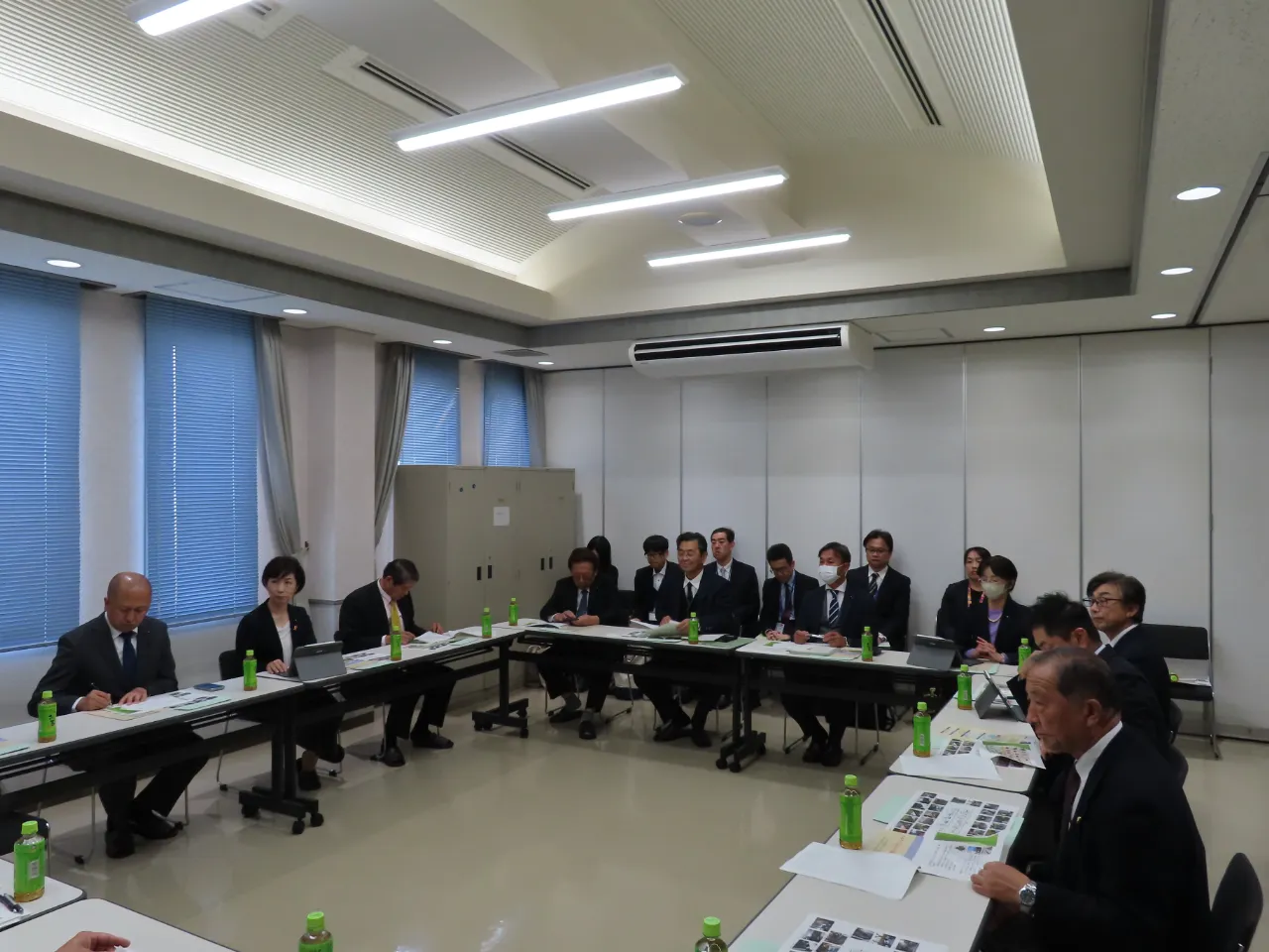 説明を受ける委員の様子