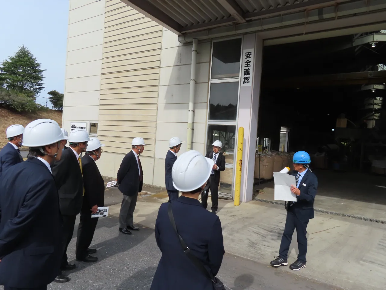 施設を視察する委員の様子