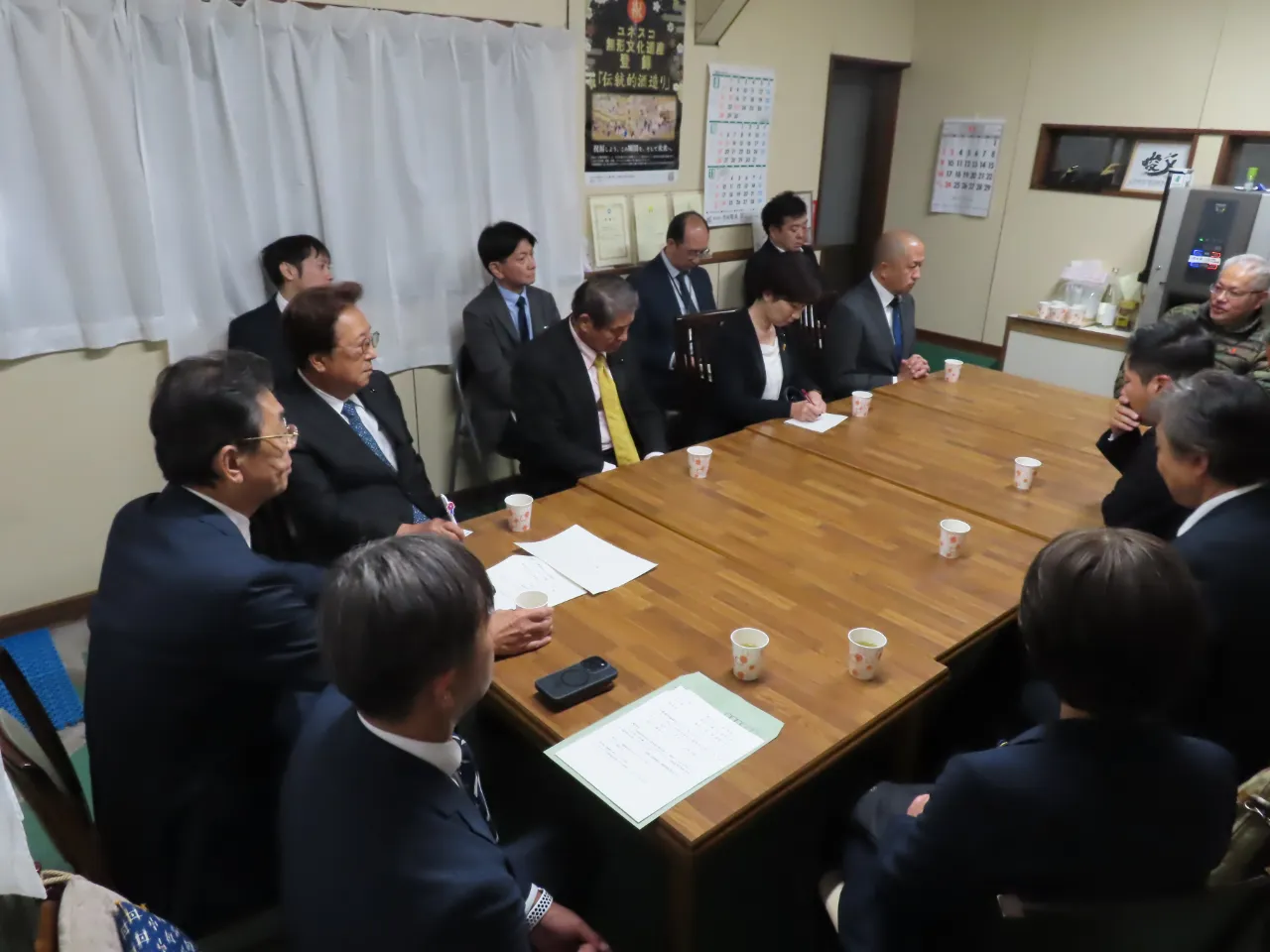 説明を受ける委員の様子