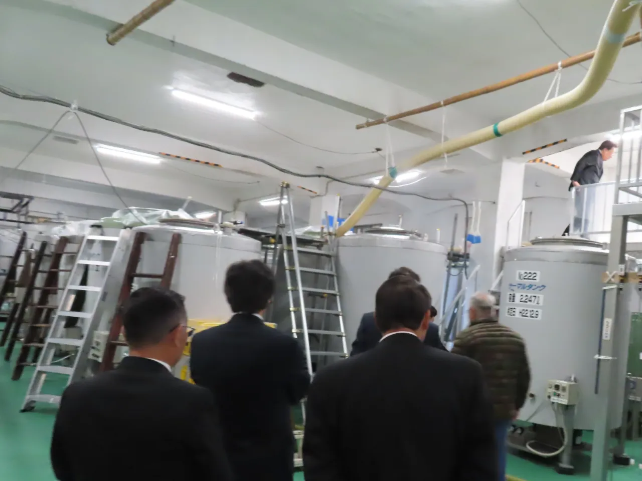 酒造を見学する委員の様子