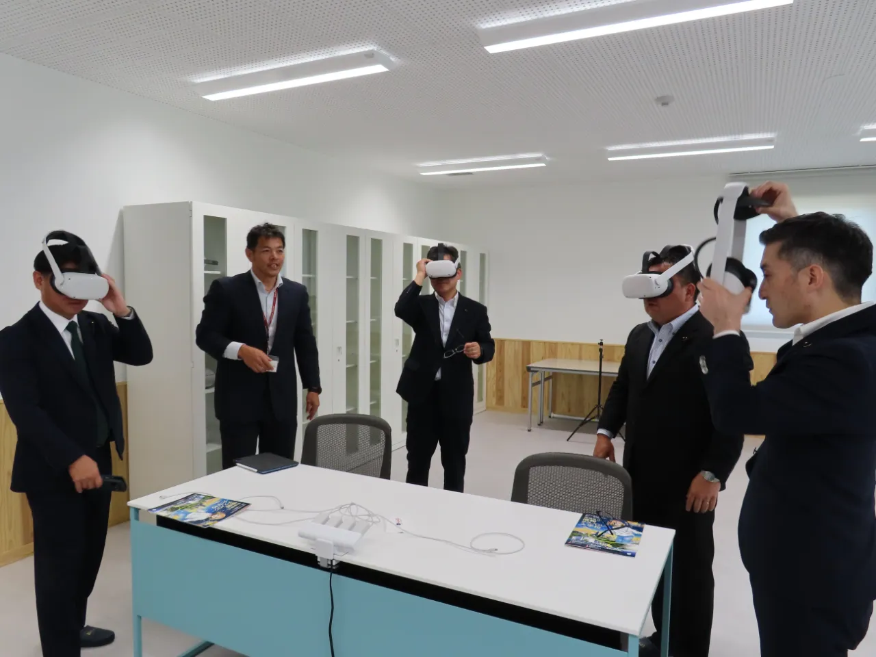 校内を視察する委員の様子