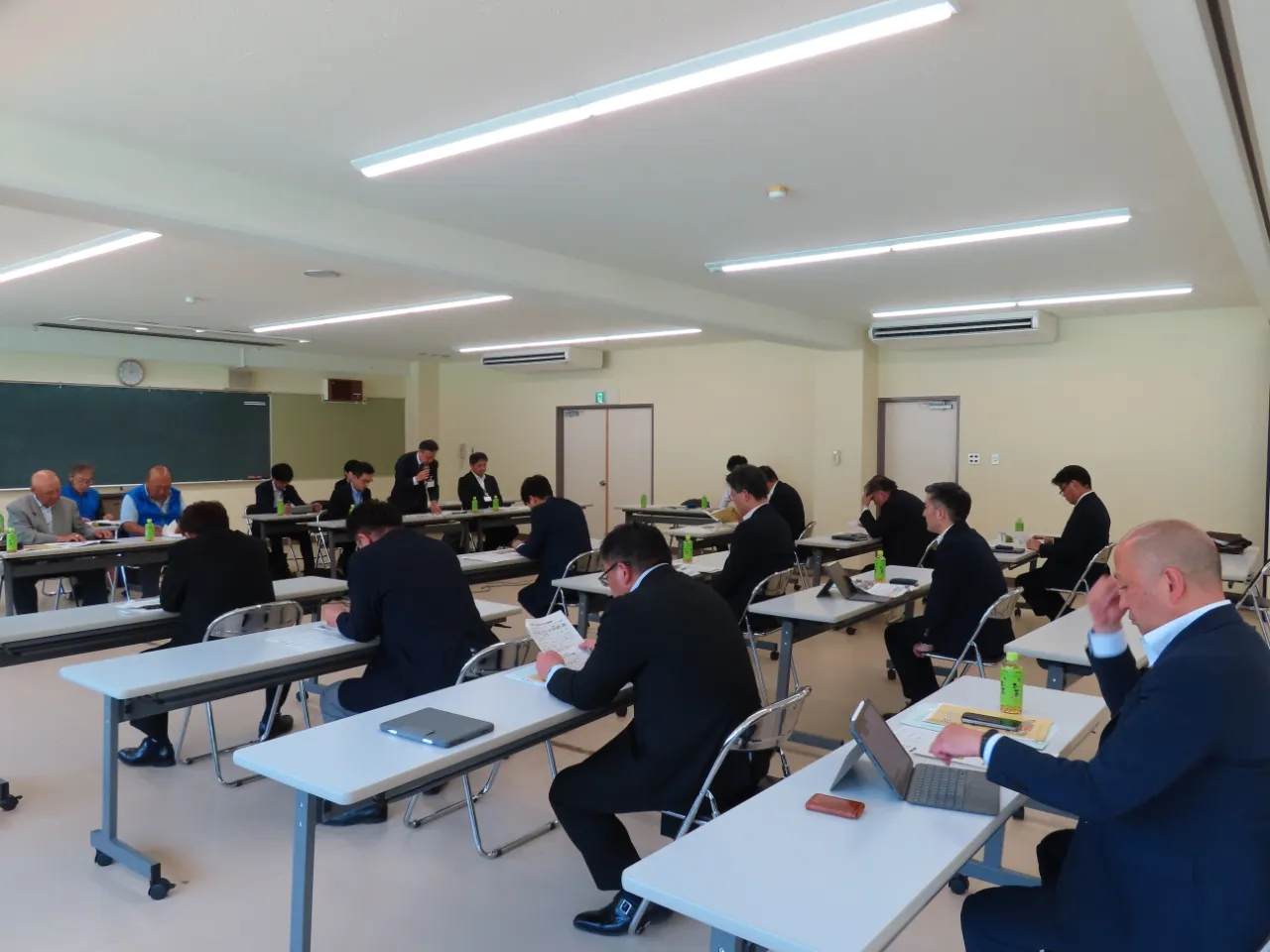 説明を受ける委員の様子