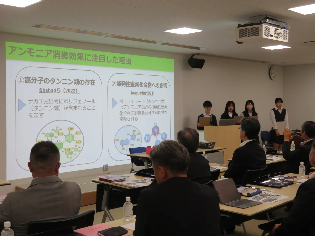説明を受ける委員の様子