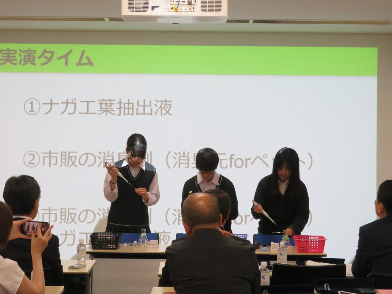 説明を受ける委員の様子