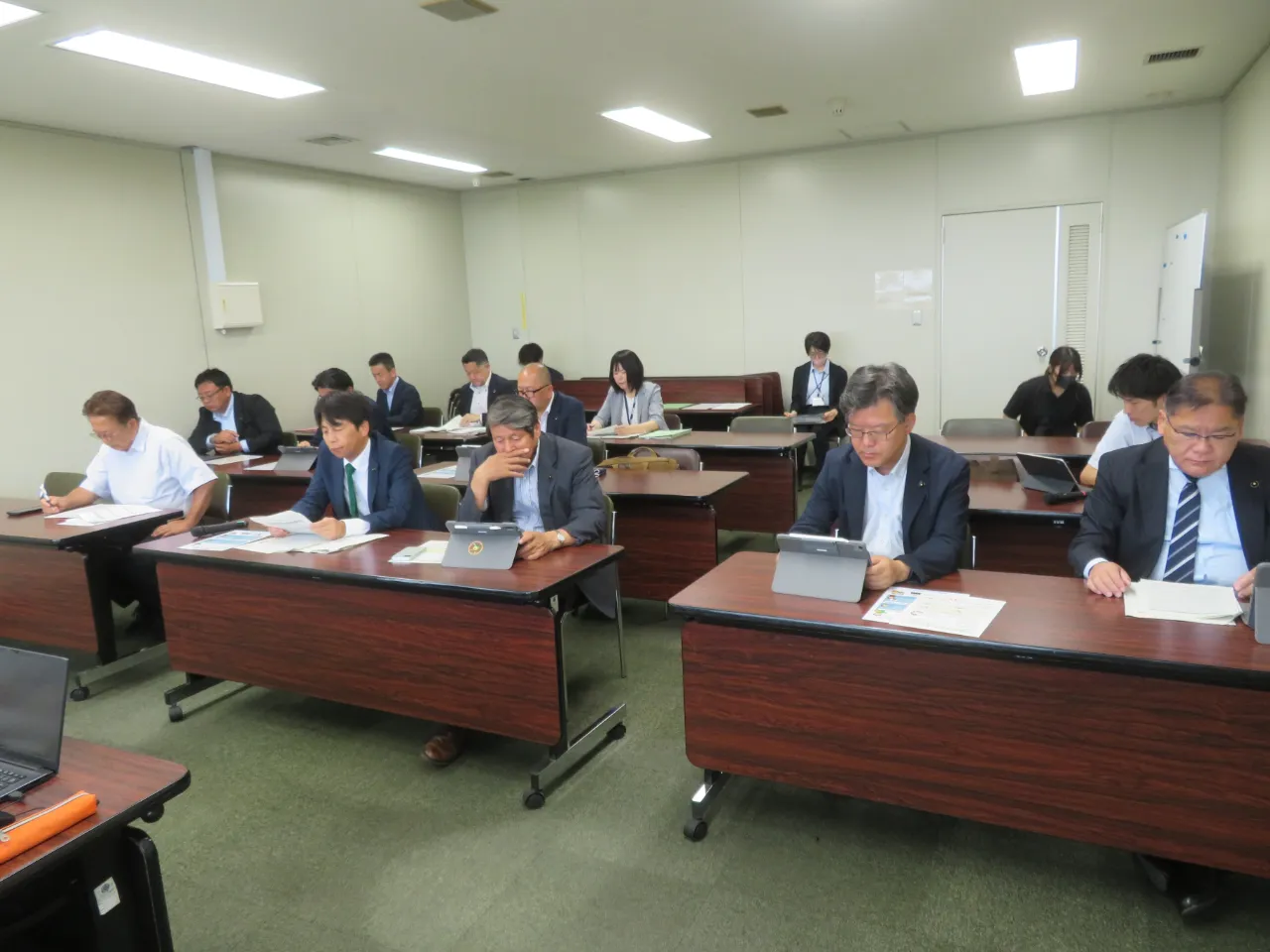 説明を受ける委員の様子