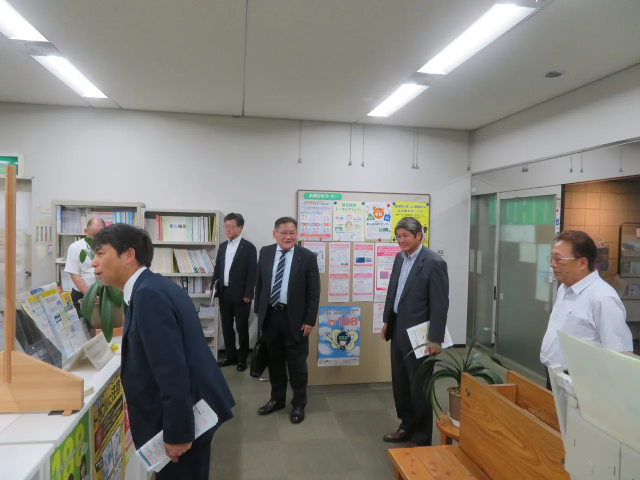 センター内を視察する委員の様子