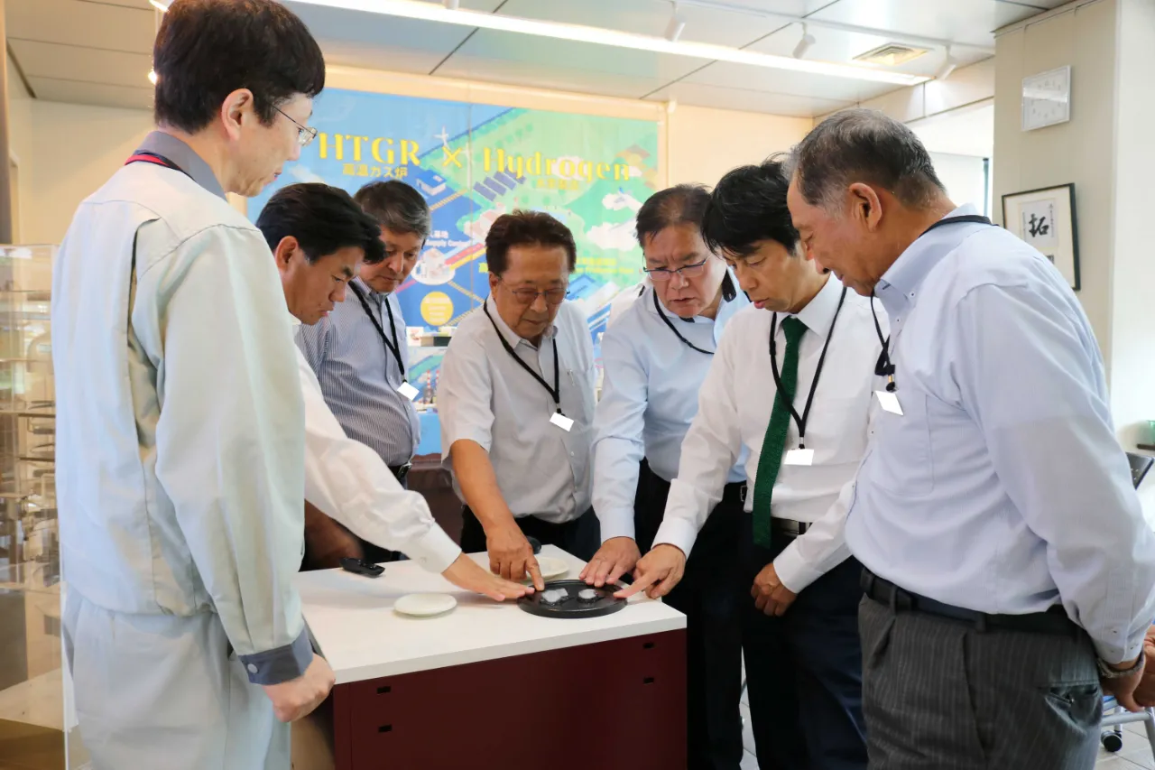 施設内を視察する委員の様子