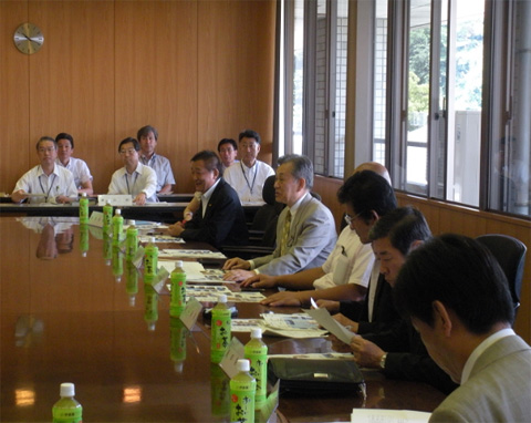 漁港被害等の説明をうける農林水産委員会（於：北茨城市役所）