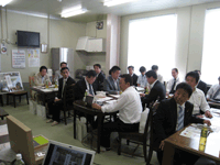 ほしいも学校の活動等について説明を受ける委員の様子