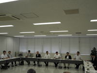 市場関係者の方々と意見交換の様子