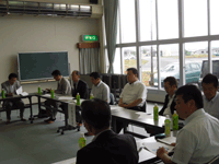 海産物の加工品の製造・販売への取り組み等について説明を受ける様子