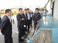 原木洗浄機や施設等を視察する様子