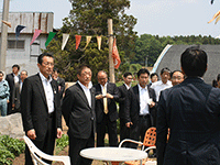 施設や耕作地を視察する様子