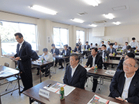 説明を受けている様子