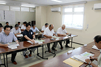 改修内容について説明を受ける委員の様子