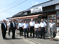 食堂を視察する委員の様子