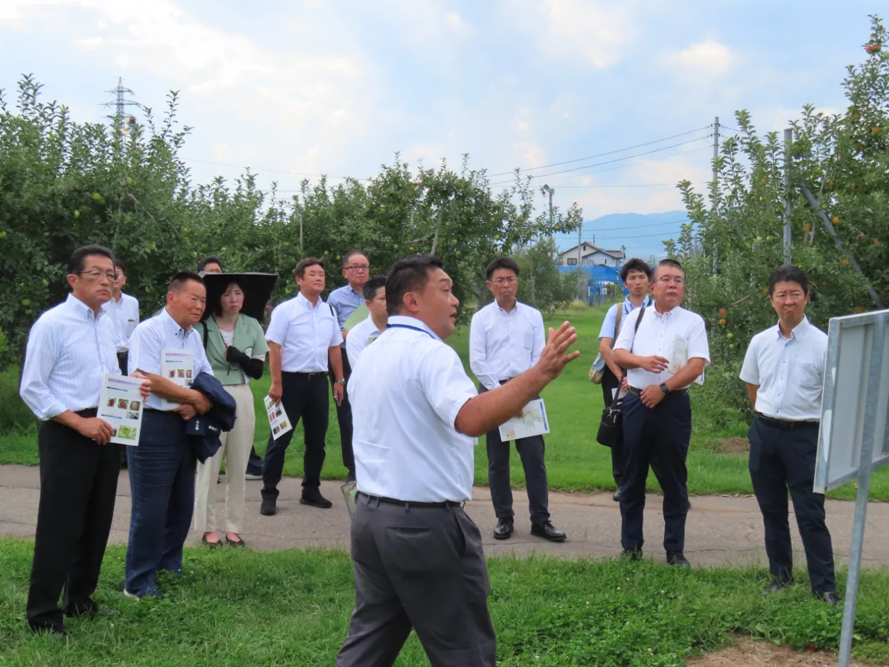 説明を受ける委員