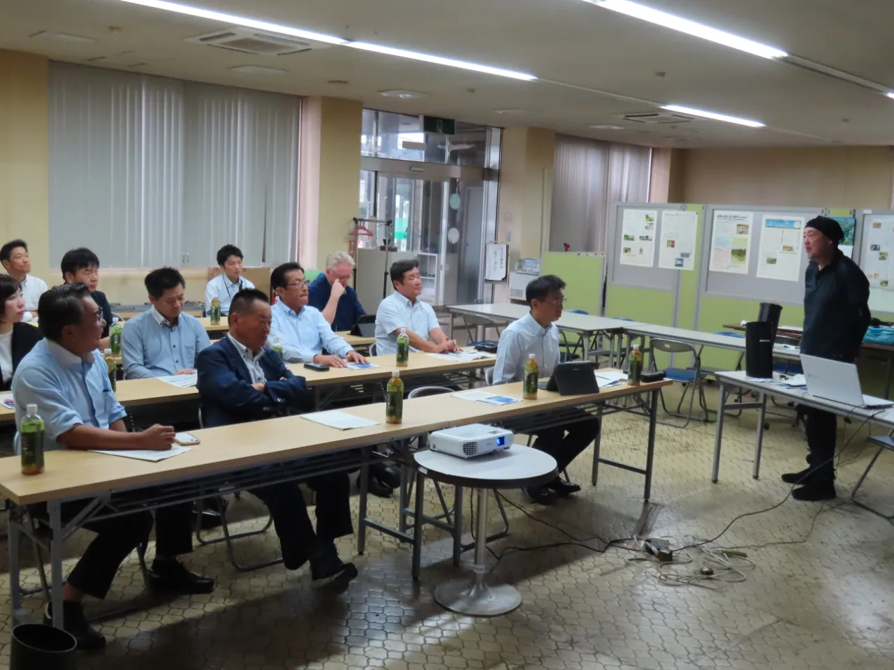 説明を受ける委員