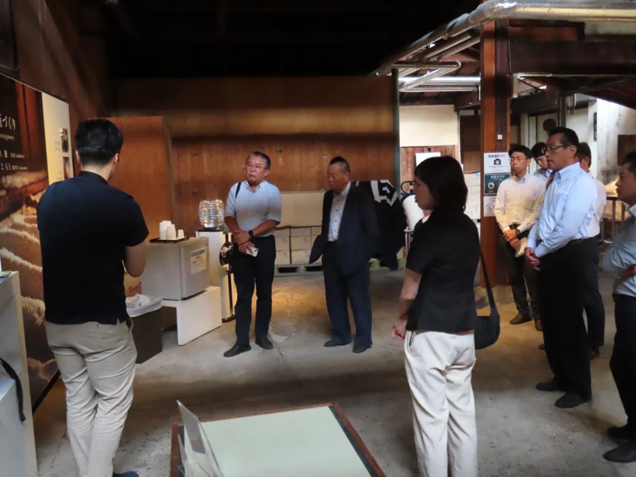 説明を受ける委員