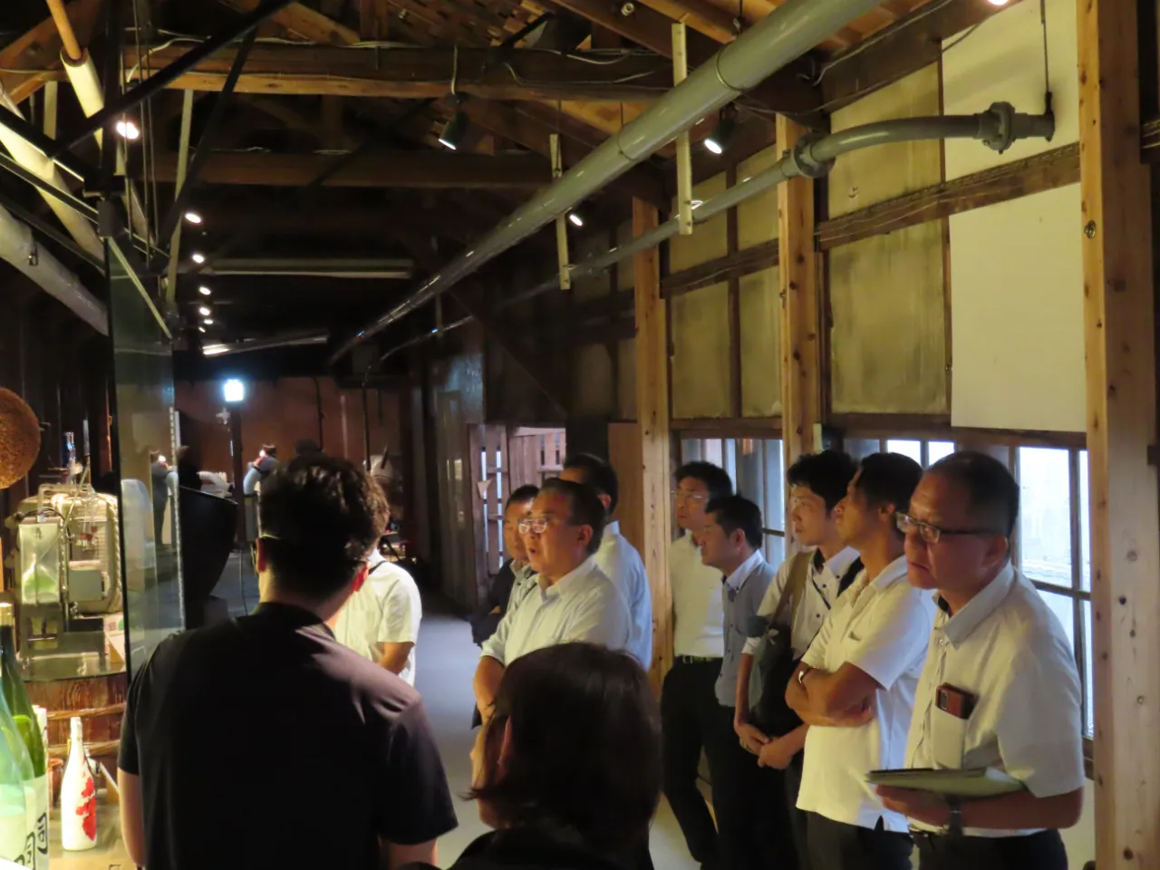 説明を受ける委員