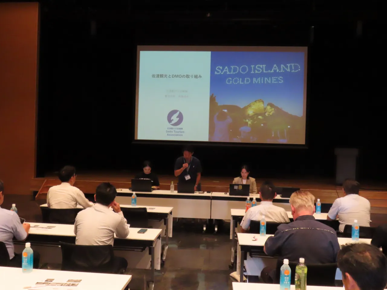 説明を受ける委員 