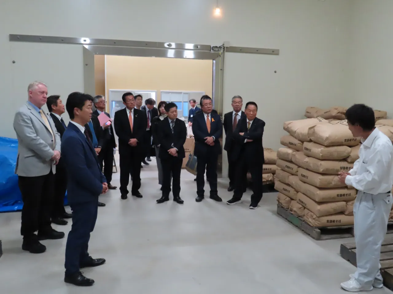 施設を視察する委員の様子