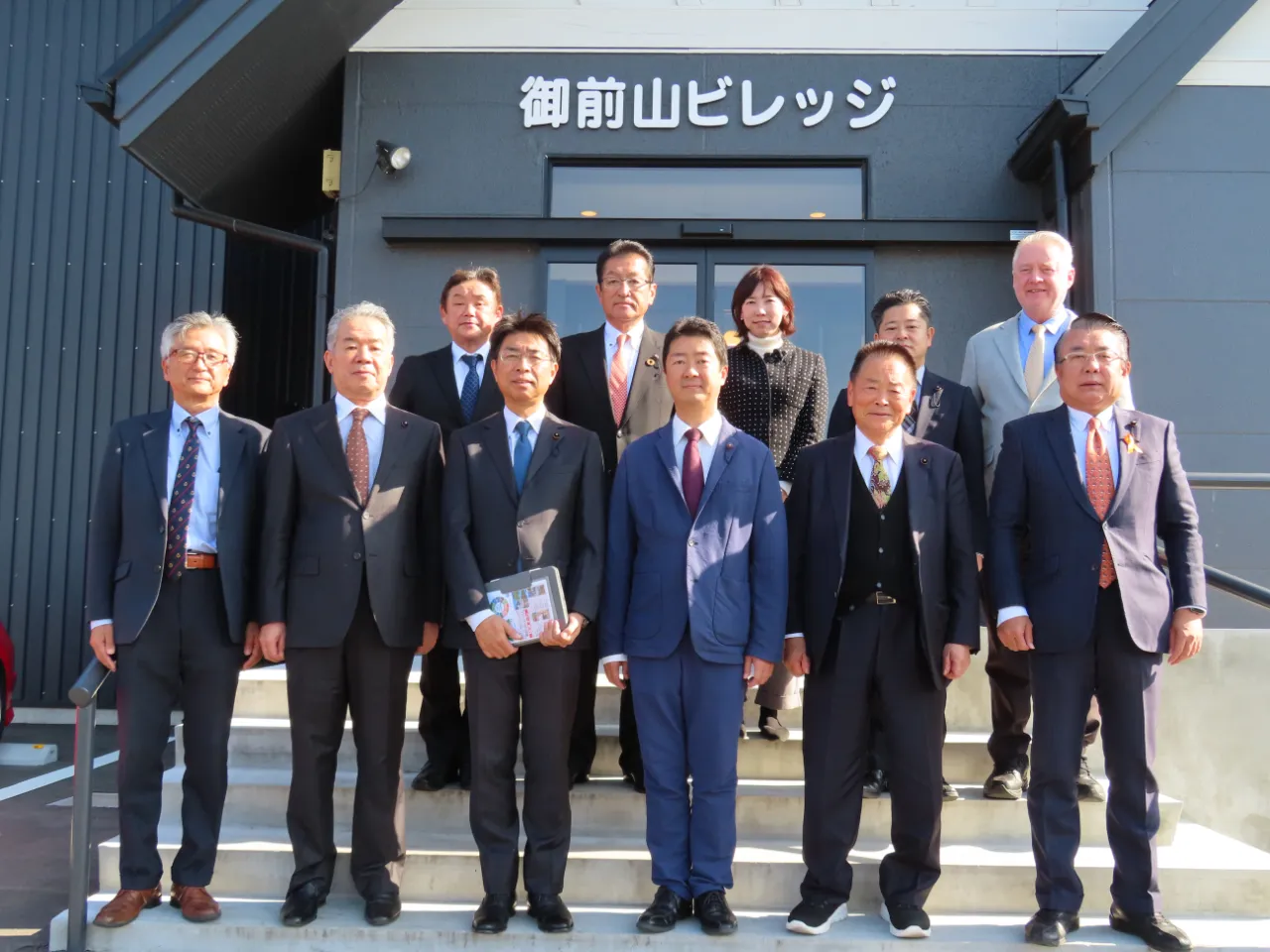 説明を受ける委員の様子