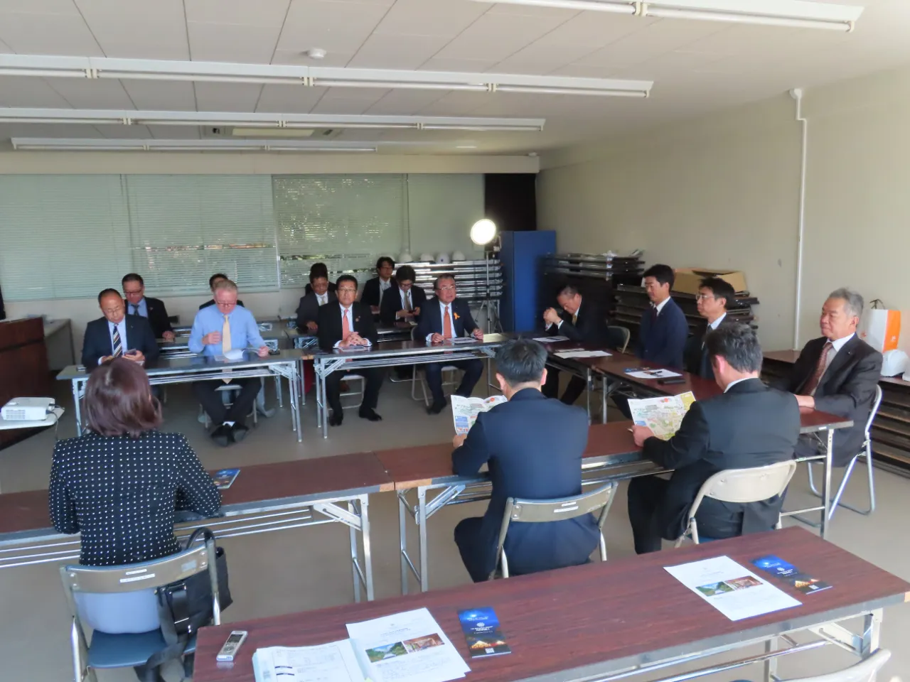 説明を受ける委員の様子